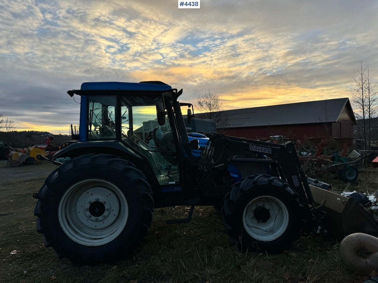 2005 Valtra A75-4 4x4 w/ Front loader and bucket. 3250 hours! - Traktor: das Bild 2 2005 Valtra A75-4 4x4 w/ Front loader and bucket. 3250 hours! - Traktor: das Bild 2