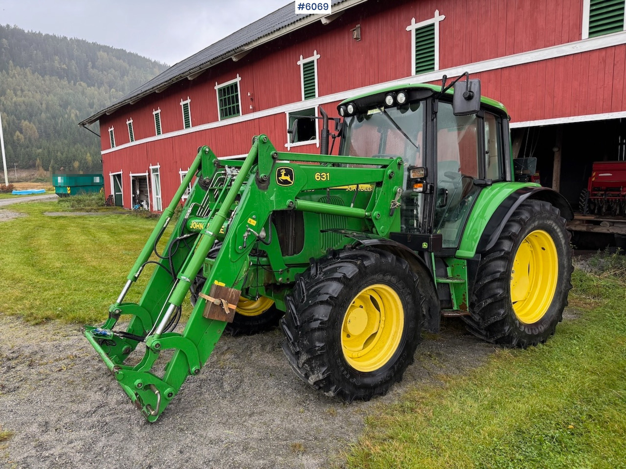 2006 John Deere 6320 w/ front loader, bucket, grapple, pallet fork and chains. Low hours!! - Traktor: das Bild 4 2006 John Deere 6320 w/ front loader, bucket, grapple, pallet fork and chains. Low hours!! - Traktor: das Bild 4