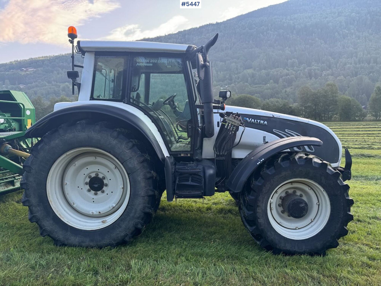 2009 Valtra T202 w/ loader - Traktor: das Bild 2 2009 Valtra T202 w/ loader - Traktor: das Bild 2