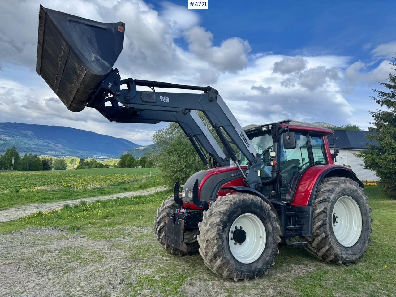 2010 Valtra N142 equipped for snow clearing with front loader - Traktor: das Bild 1 2010 Valtra N142 equipped for snow clearing with front loader - Traktor: das Bild 1