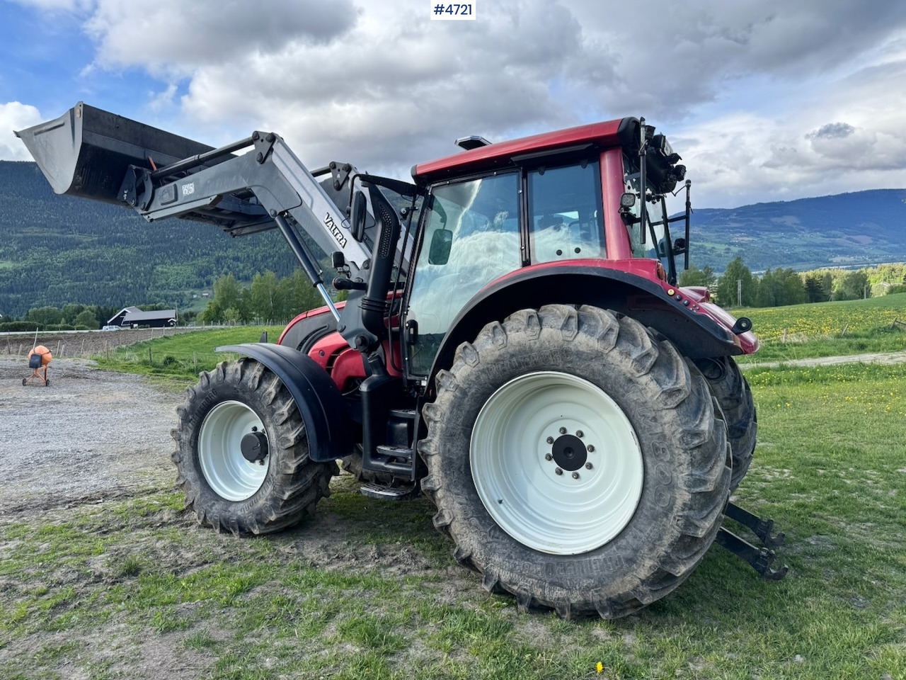 2010 Valtra N142 equipped for snow clearing with front loader - Traktor: das Bild 4 2010 Valtra N142 equipped for snow clearing with front loader - Traktor: das Bild 4