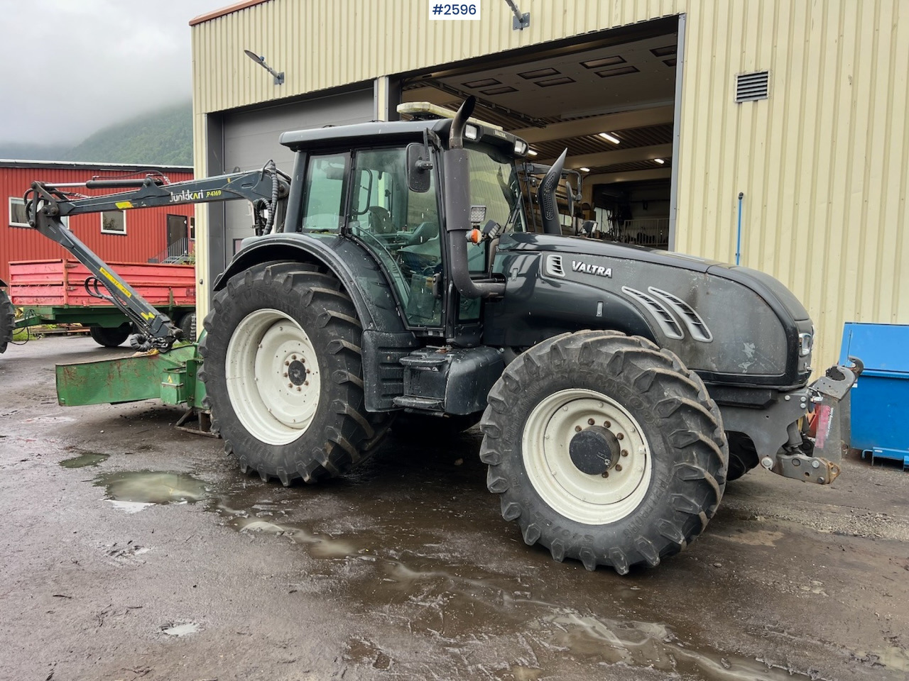 2010 Valtra T182 Versu Tractor w/ 2015 NHS 300E Chipper and 2015 Junkkari P4169 Crane - Traktor: das Bild 1 2010 Valtra T182 Versu Tractor w/ 2015 NHS 300E Chipper and 2015 Junkkari P4169 Crane - Traktor: das Bild 1