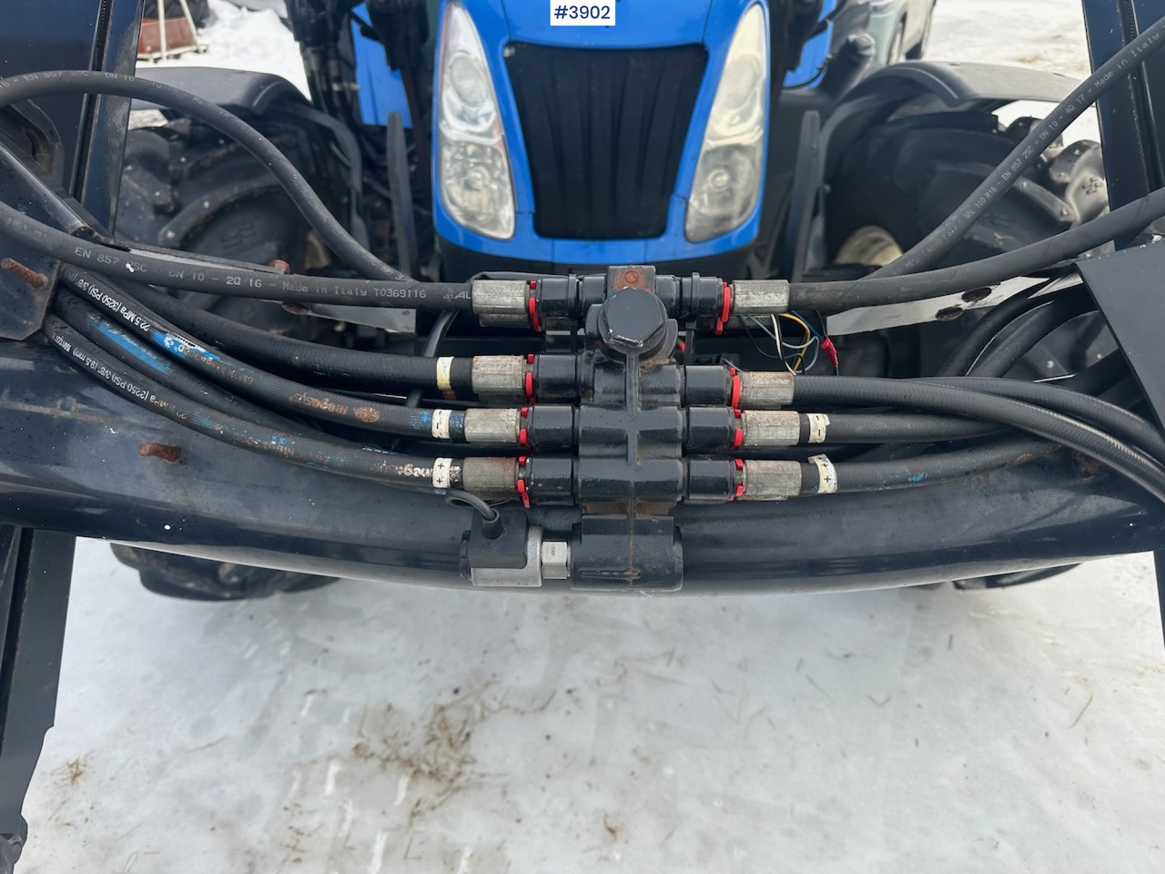 Traktor 2011 New Holland T5070 4x4 m/ frontlaster: das Bild 11