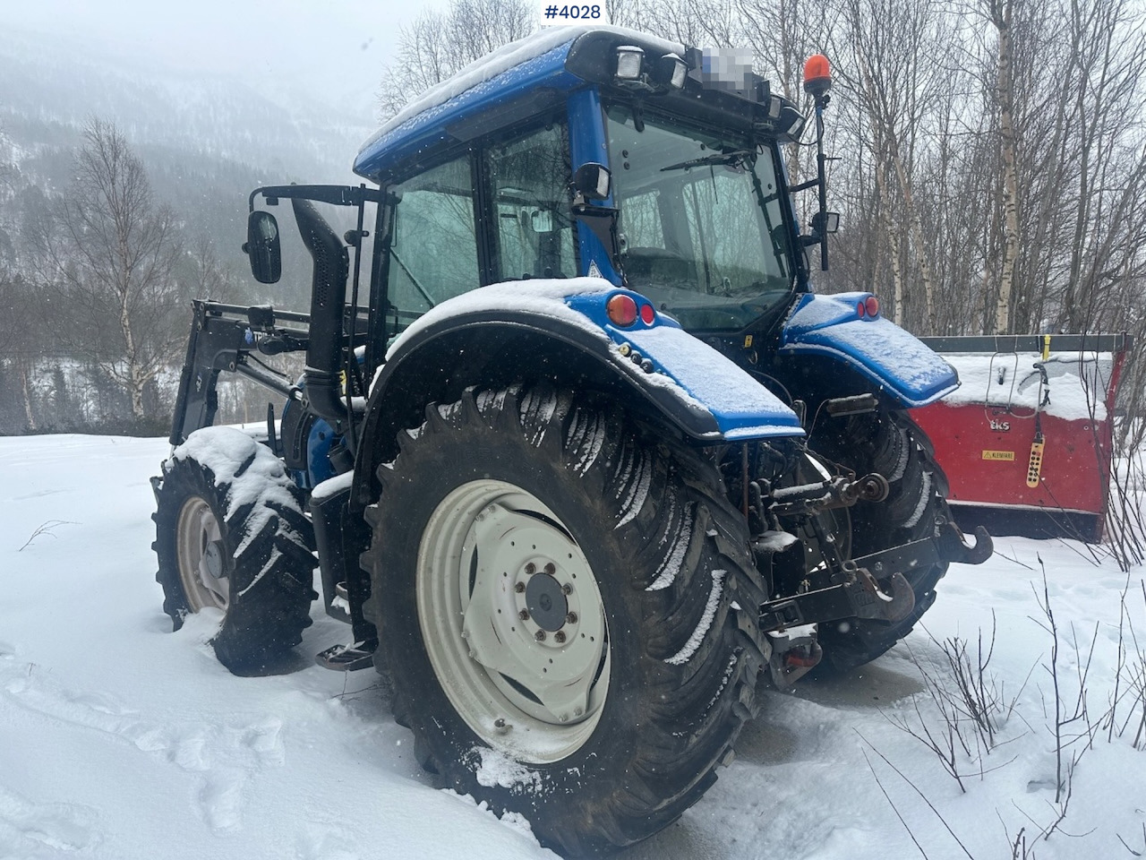 2012 Valtra N122 4x4 traktor w/ front loader and Dalen snow blower - Traktor: das Bild 4 2012 Valtra N122 4x4 traktor w/ front loader and Dalen snow blower - Traktor: das Bild 4