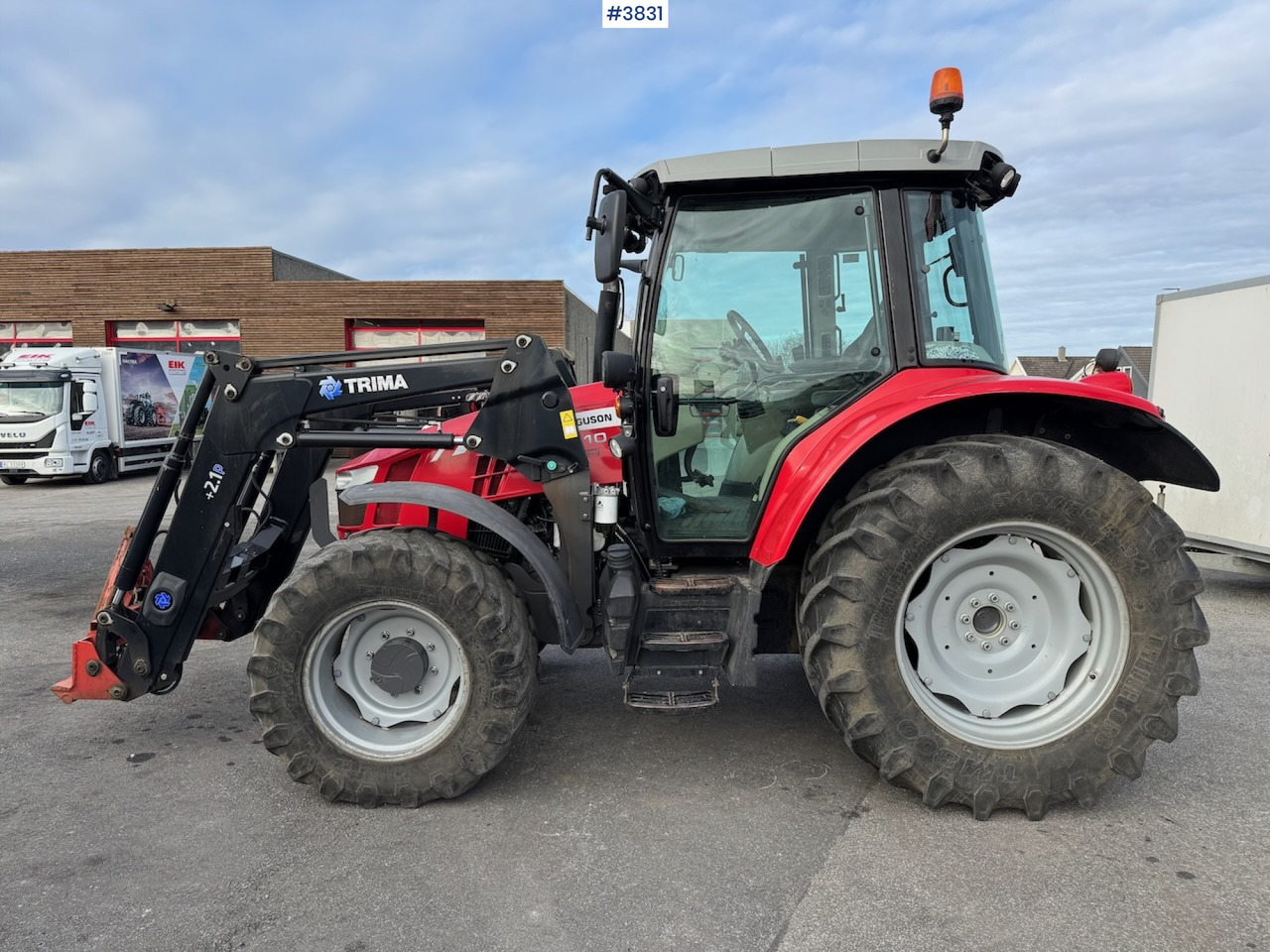 Traktor 2017 Massey Ferguson 5610 w/front loader.: das Bild 1