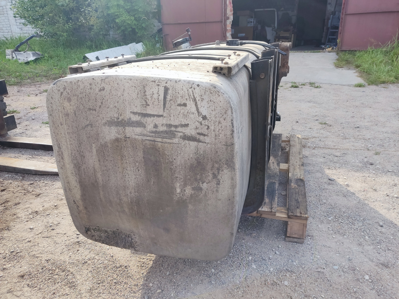 MAN TGA TGX fuel tank 910L - Kraftstofftank: das Bild 3 MAN TGA TGX fuel tank 910L - Kraftstofftank: das Bild 3