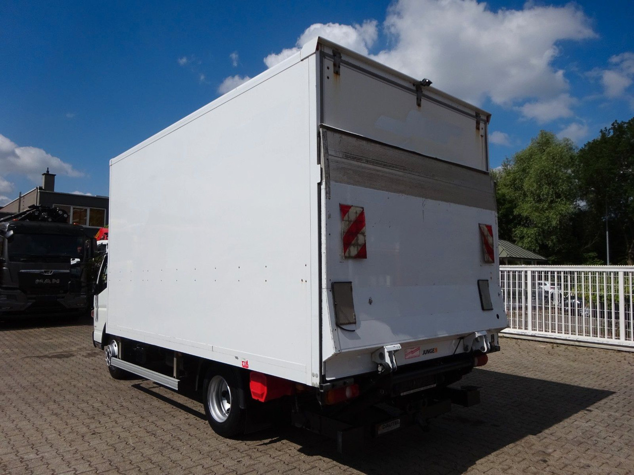 FUSO Canter 7C18 + LBW 4x2 - Koffer Transporter: das Bild 4 FUSO Canter 7C18 + LBW 4x2 - Koffer Transporter: das Bild 4