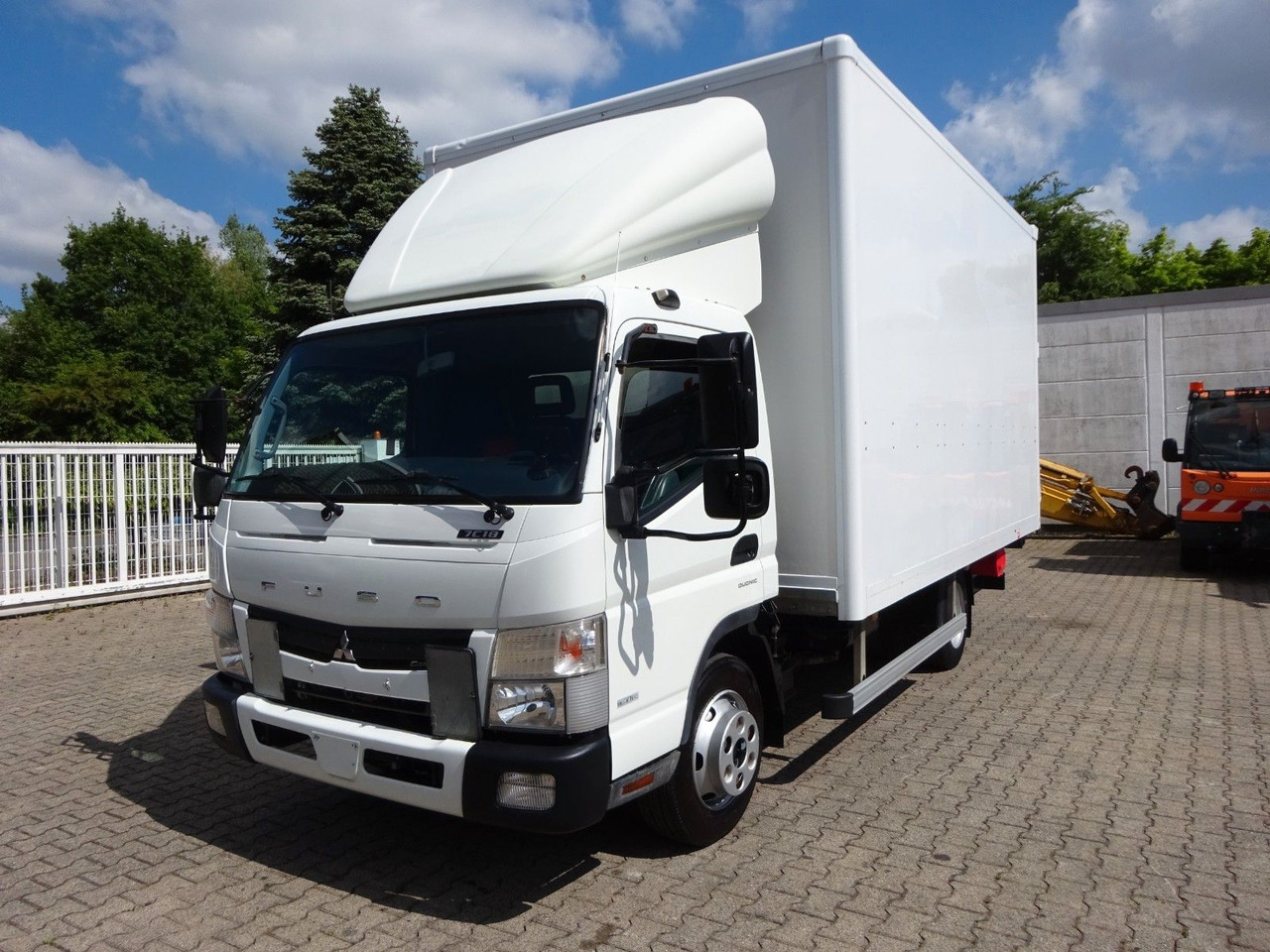 FUSO Canter 7C18 + LBW 4x2 - Koffer Transporter: das Bild 1 FUSO Canter 7C18 + LBW 4x2 - Koffer Transporter: das Bild 1