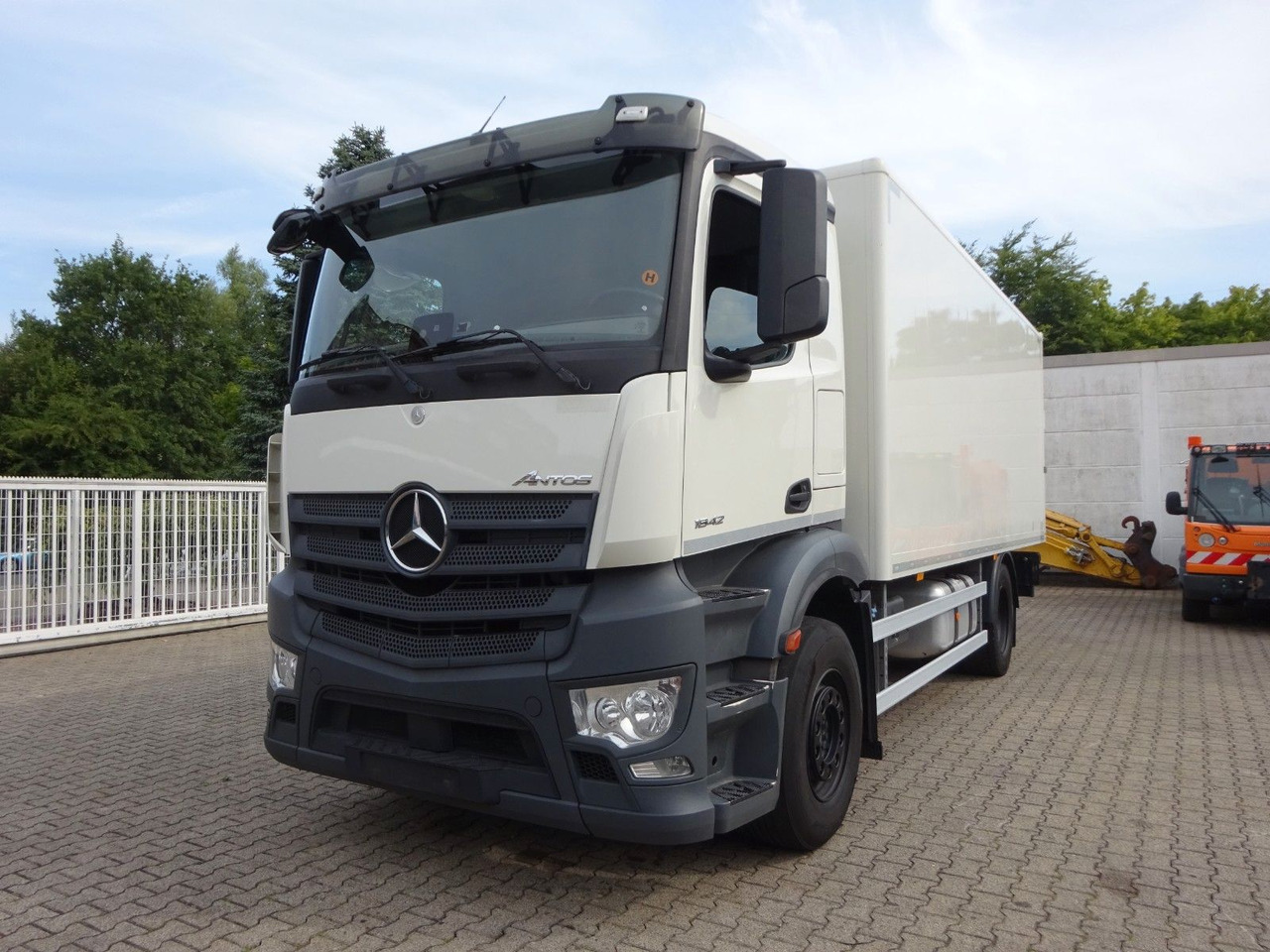 Mercedes-Benz 1842 Antos Koffer + BÄR Ladebordwand 4x2 - Koffer LKW: das Bild 3 Mercedes-Benz 1842 Antos Koffer + BÄR Ladebordwand 4x2 - Koffer LKW: das Bild 3
