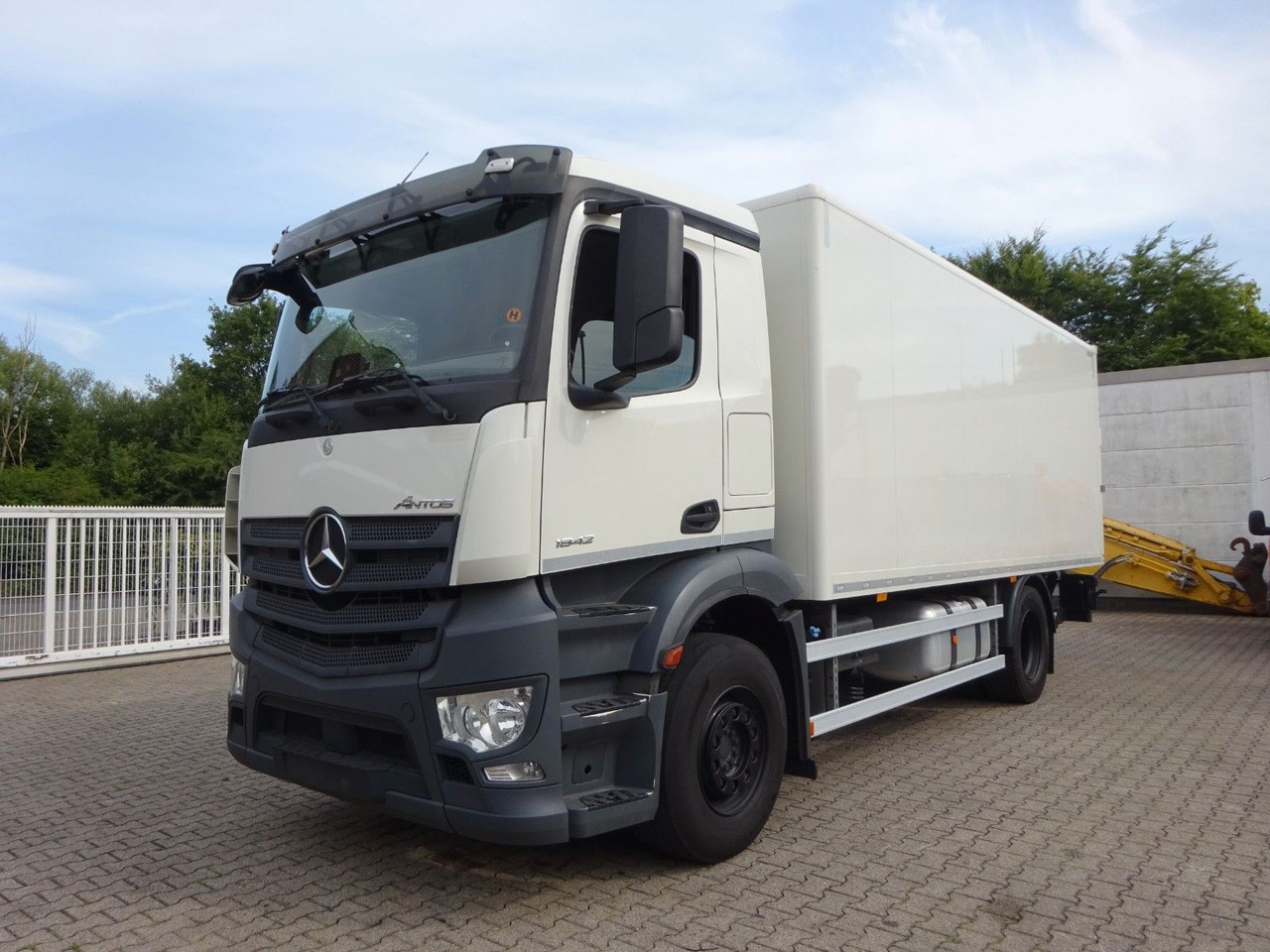 Mercedes-Benz 1842 Antos Koffer + BÄR Ladebordwand 4x2 - Koffer LKW: das Bild 4 Mercedes-Benz 1842 Antos Koffer + BÄR Ladebordwand 4x2 - Koffer LKW: das Bild 4