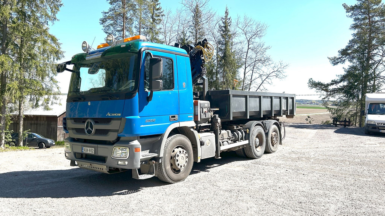 Kuorma-auto Mercedes-Benz Actros 2532, vm. 2009, kympitetty pilkki ja vaijerilaitteet, Lieto - Abrollkipper, Autokran: das Bild 1 Kuorma-auto Mercedes-Benz Actros 2532, vm. 2009, kympitetty pilkki ja vaijerilaitteet, Lieto - Abrollkipper, Autokran: das Bild 1