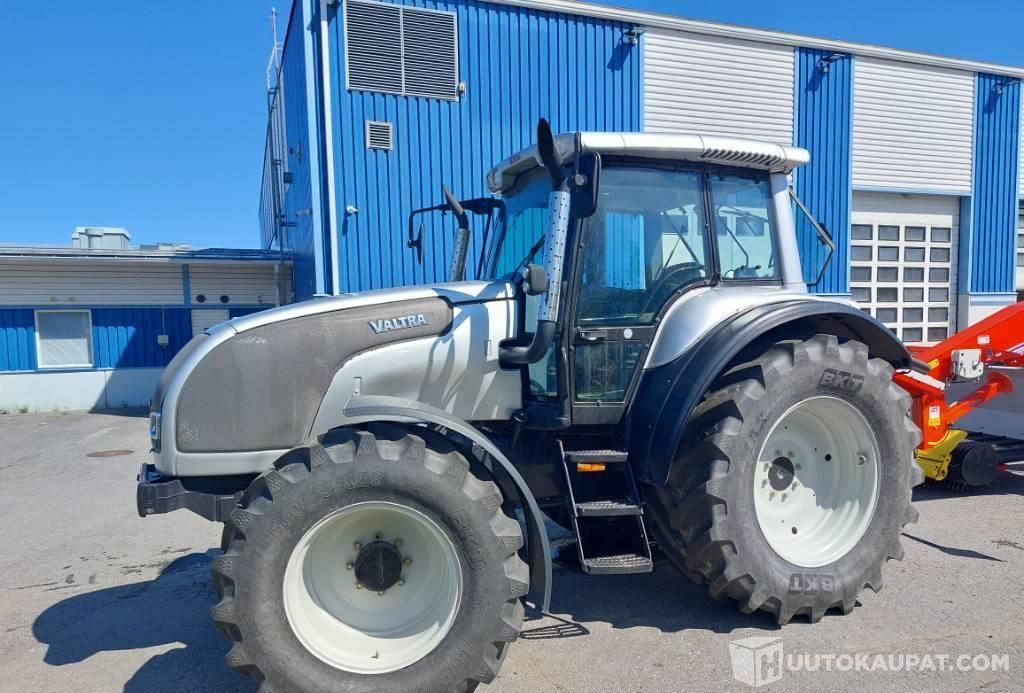 Valtra M 120 E, VAIN 2932 h, Okraspecial, 2004, Kokkola - Landmaschine: das Bild 1 Valtra M 120 E, VAIN 2932 h, Okraspecial, 2004, Kokkola - Landmaschine: das Bild 1