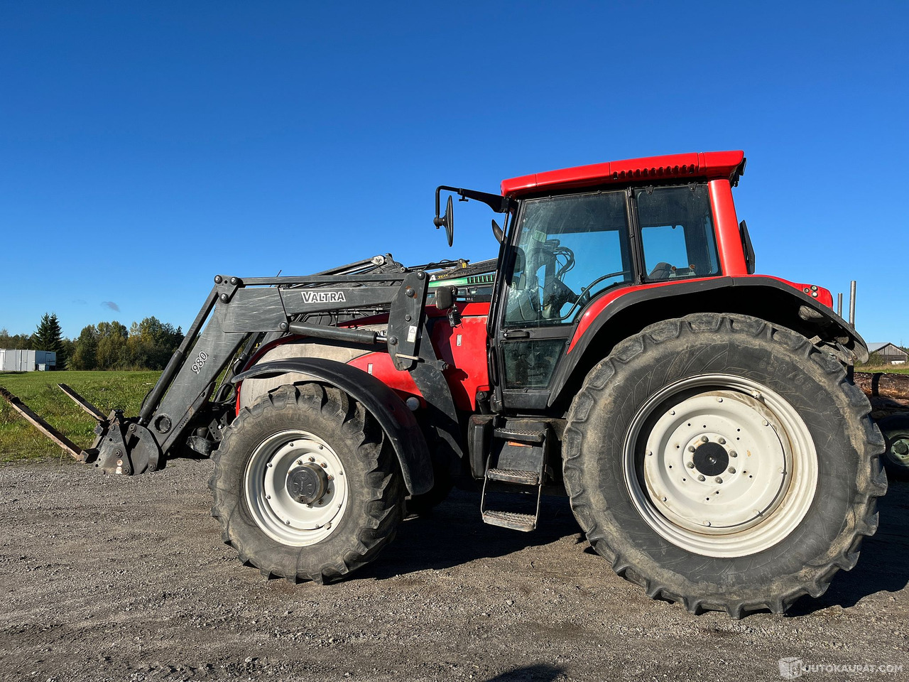 Landmaschine Valtra T190, etukuormaajalla, vm. 2003, Petäjävesi: das Bild 1