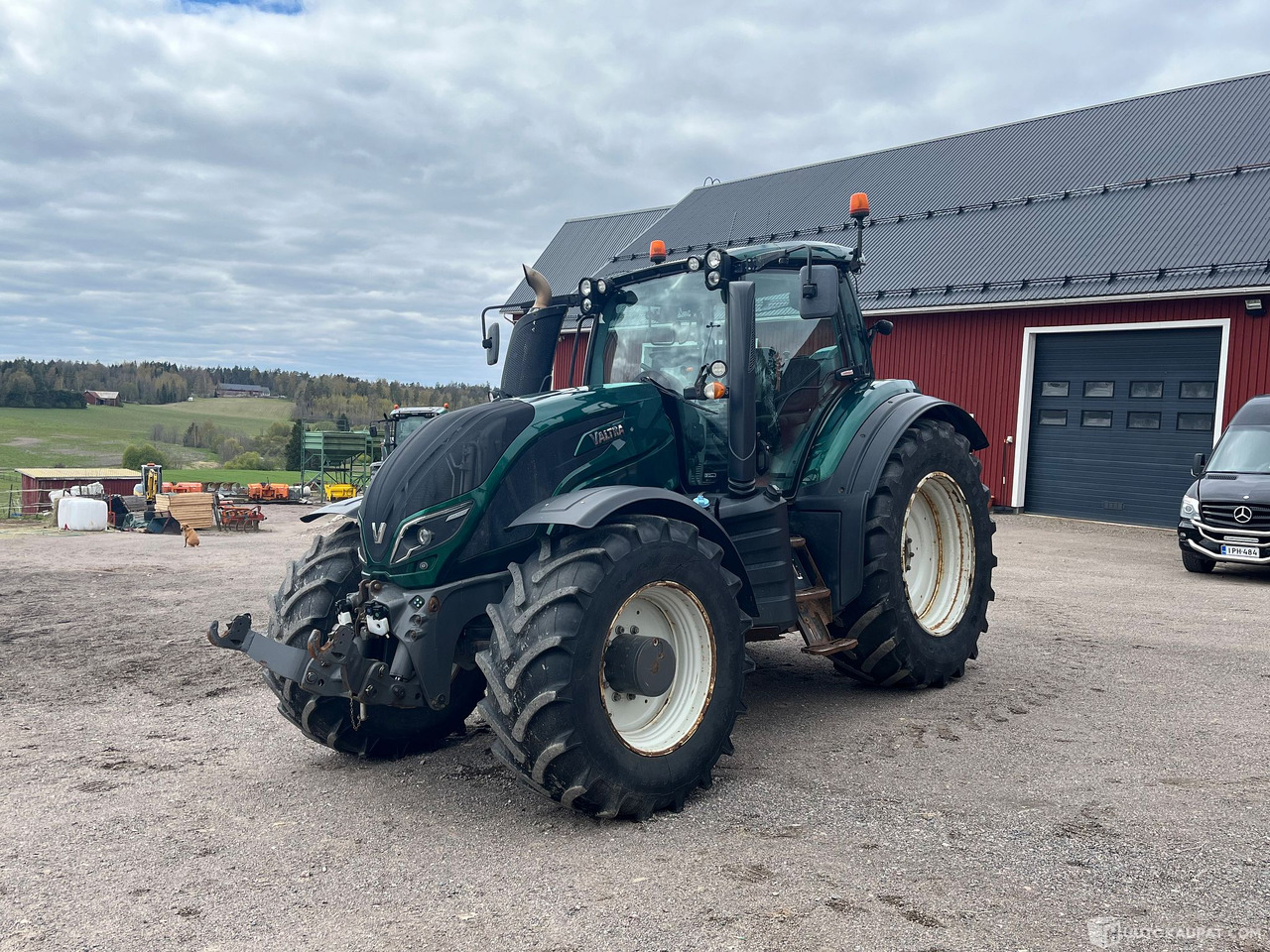 Valtra T234 Versu, traktori etunostolaitteella ja taakseajolaitteilla, 2015, Vantaa - Traktor: das Bild 1 Valtra T234 Versu, traktori etunostolaitteella ja taakseajolaitteilla, 2015, Vantaa - Traktor: das Bild 1