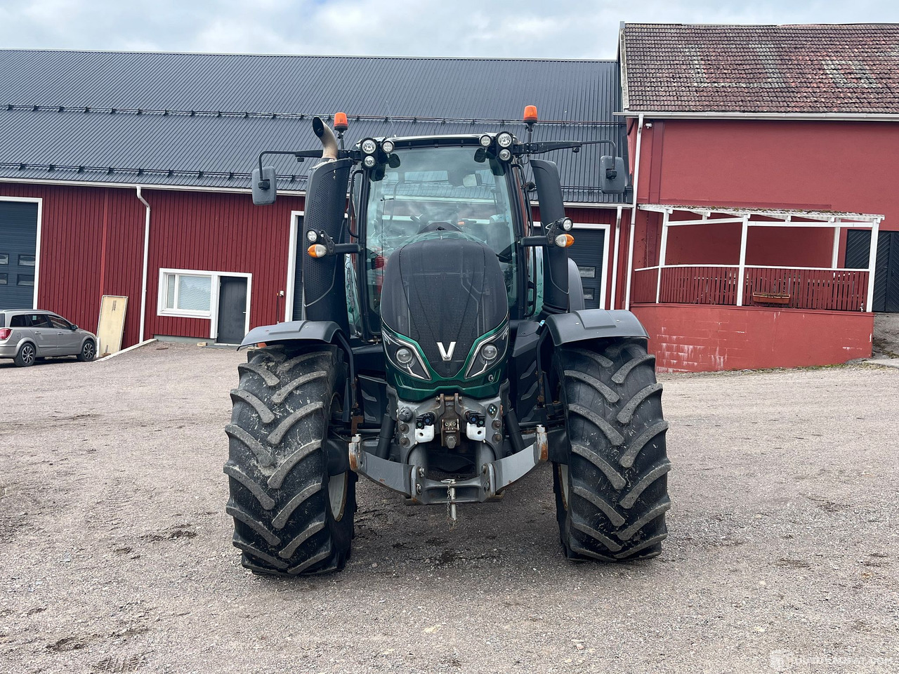 Valtra T234 Versu, traktori etunostolaitteella ja taakseajolaitteilla, 2015, Vantaa - Traktor: das Bild 2 Valtra T234 Versu, traktori etunostolaitteella ja taakseajolaitteilla, 2015, Vantaa - Traktor: das Bild 2