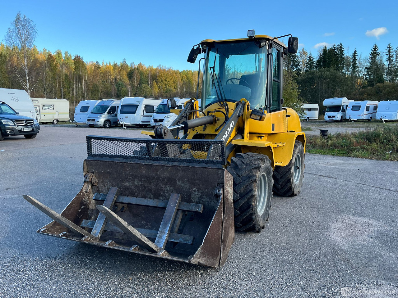 Volvo L35B Pro, pyöräkuormaaja avattavalla kauhalla ja piikeillä, 2005, Vihti - Radlader: das Bild 4 Volvo L35B Pro, pyöräkuormaaja avattavalla kauhalla ja piikeillä, 2005, Vihti - Radlader: das Bild 4
