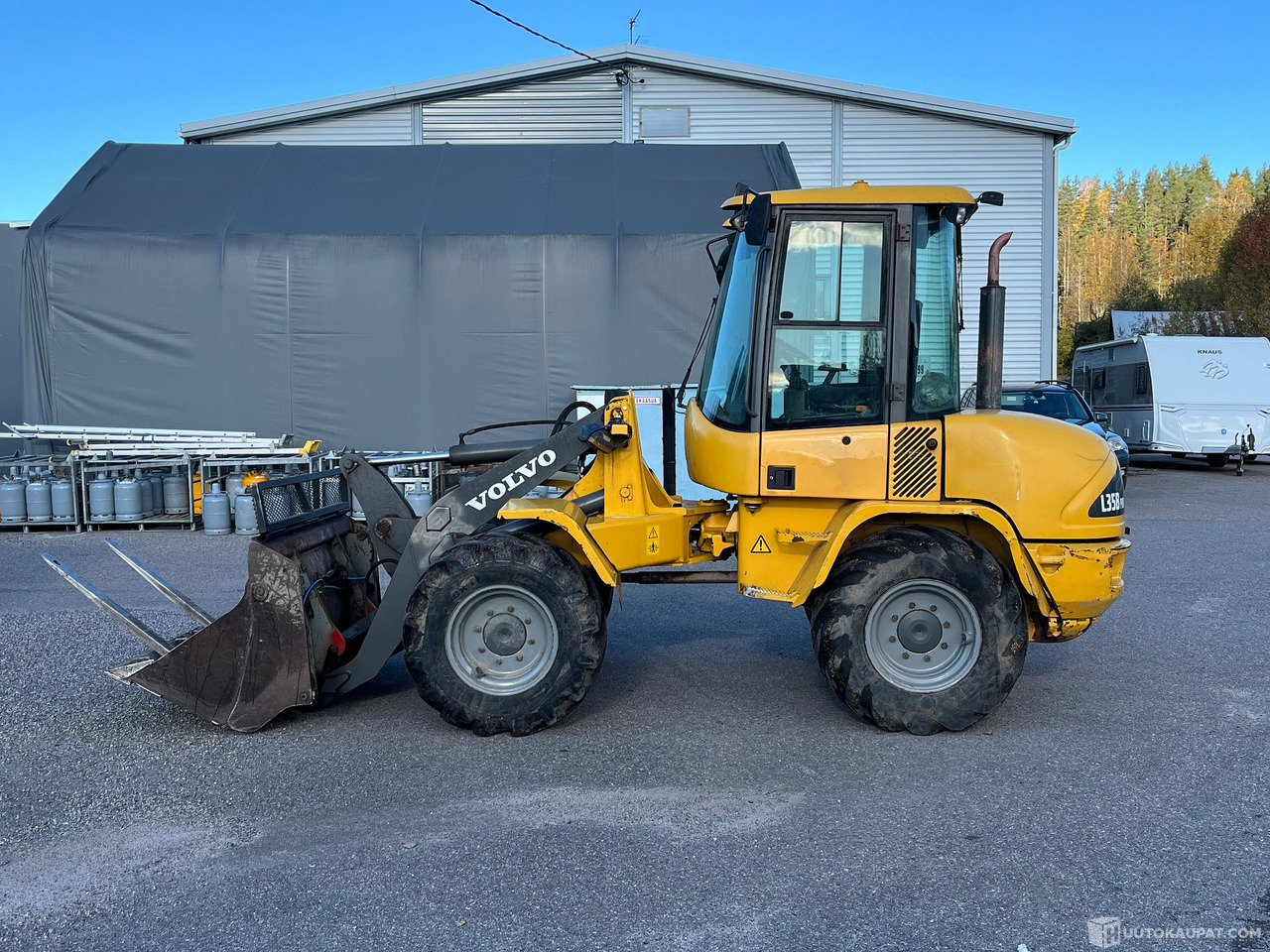 Volvo L35B Pro, pyöräkuormaaja avattavalla kauhalla ja piikeillä, 2005, Vihti - Radlader: das Bild 2 Volvo L35B Pro, pyöräkuormaaja avattavalla kauhalla ja piikeillä, 2005, Vihti - Radlader: das Bild 2