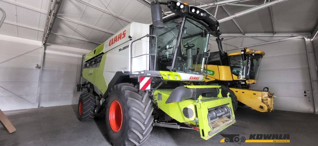 Claas Lexion 7500 + V930 - Mähdrescher: das Bild 1 Claas Lexion 7500 + V930 - Mähdrescher: das Bild 1