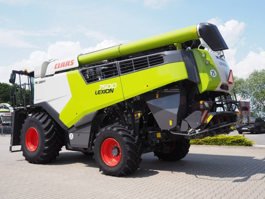 Claas Lexion 7500 + V930 - Mähdrescher: das Bild 2 Claas Lexion 7500 + V930 - Mähdrescher: das Bild 2
