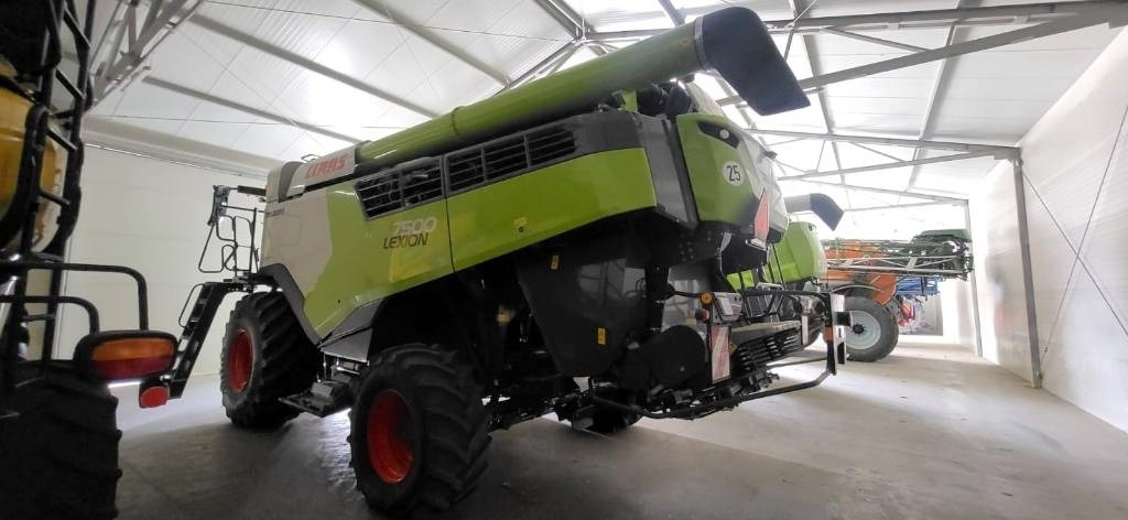 Claas Lexion 7500 + V930 - Mähdrescher: das Bild 3 Claas Lexion 7500 + V930 - Mähdrescher: das Bild 3