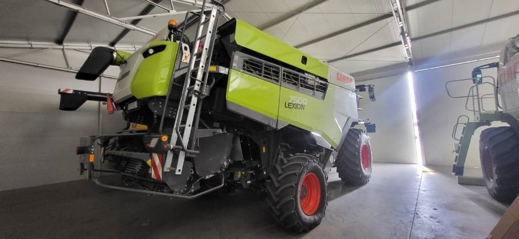 Claas Lexion 7500 + V930 - Mähdrescher: das Bild 4 Claas Lexion 7500 + V930 - Mähdrescher: das Bild 4