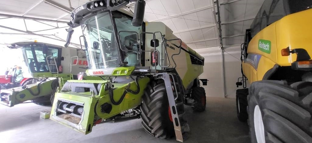 Claas Lexion 7500 + V930 - Mähdrescher: das Bild 2 Claas Lexion 7500 + V930 - Mähdrescher: das Bild 2