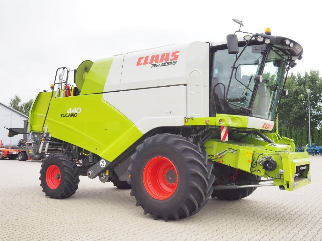 Claas Tucano 440 + V620 - Mähdrescher: das Bild 4 Claas Tucano 440 + V620 - Mähdrescher: das Bild 4