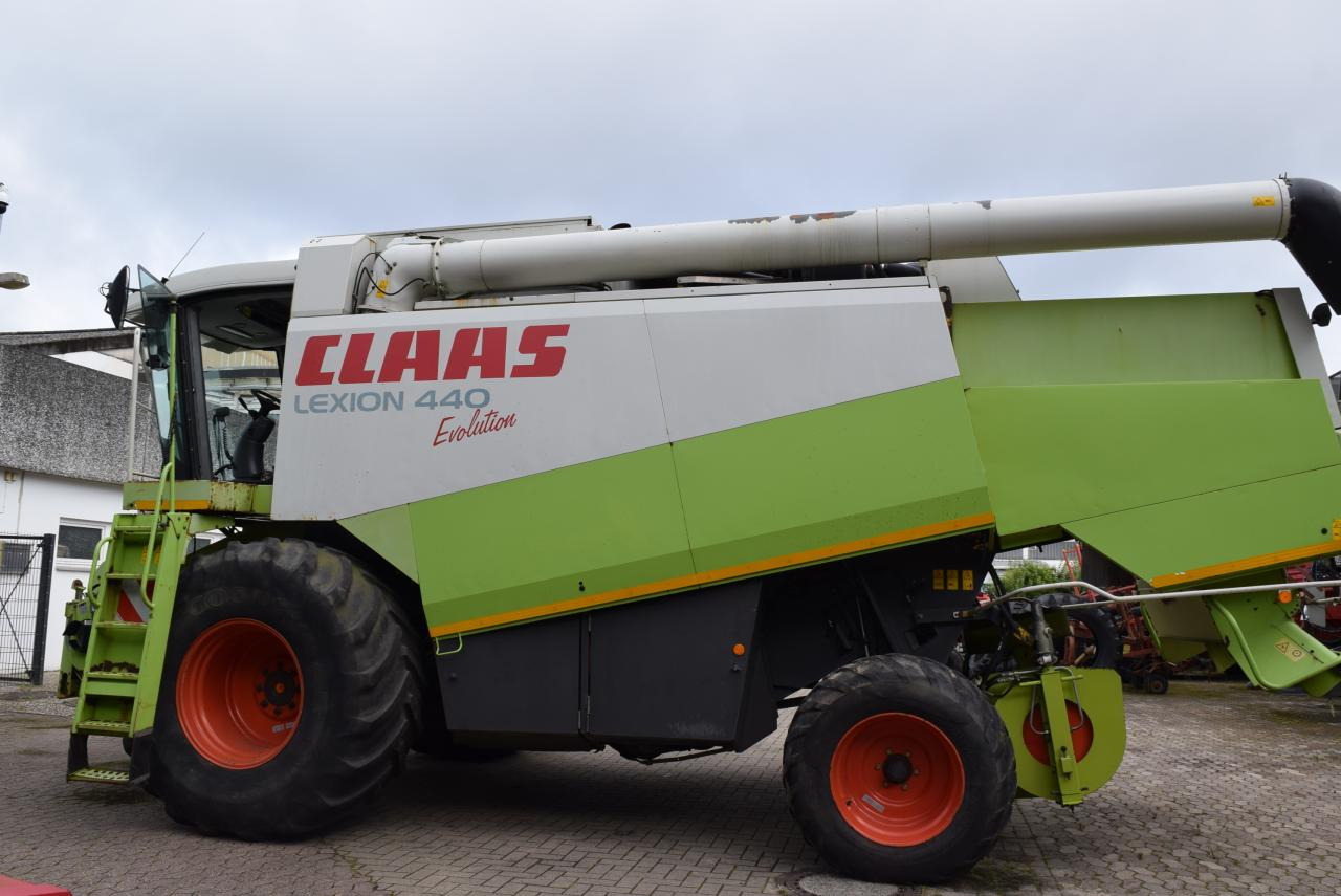 CLAAS Lexion 440 Evolution - Mähdrescher: das Bild 2 CLAAS Lexion 440 Evolution - Mähdrescher: das Bild 2