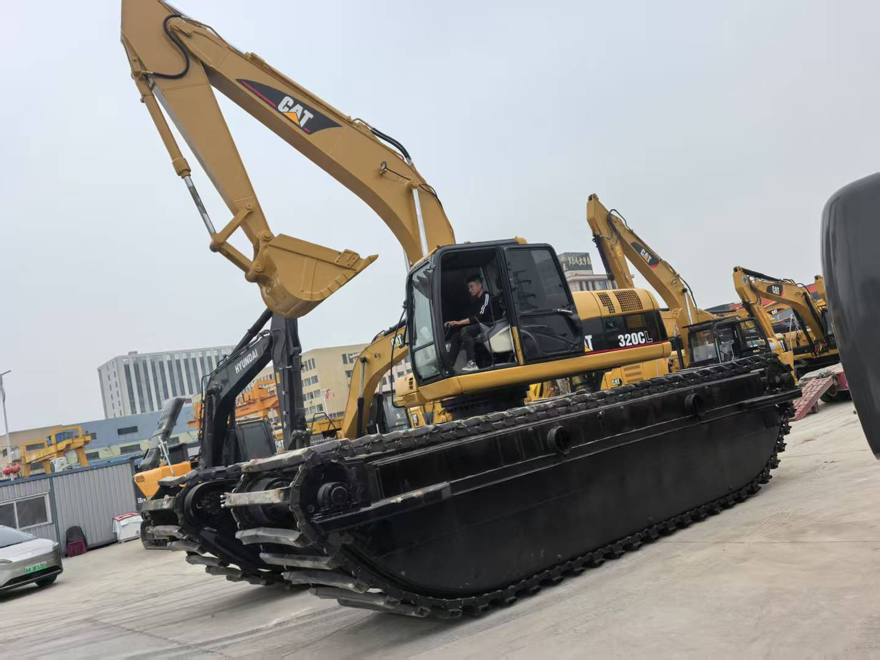 CATERPILLAR 320C boat excavator - Amphibische Bagger: das Bild 1 CATERPILLAR 320C boat excavator - Amphibische Bagger: das Bild 1