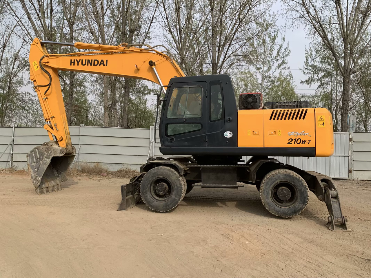 Hyundai R210W-7 - Mobilbagger: das Bild 1 Hyundai R210W-7 - Mobilbagger: das Bild 1