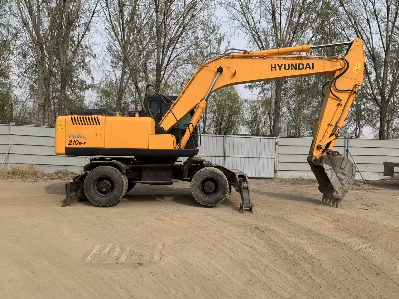 Hyundai R210W-7 - Mobilbagger: das Bild 2 Hyundai R210W-7 - Mobilbagger: das Bild 2