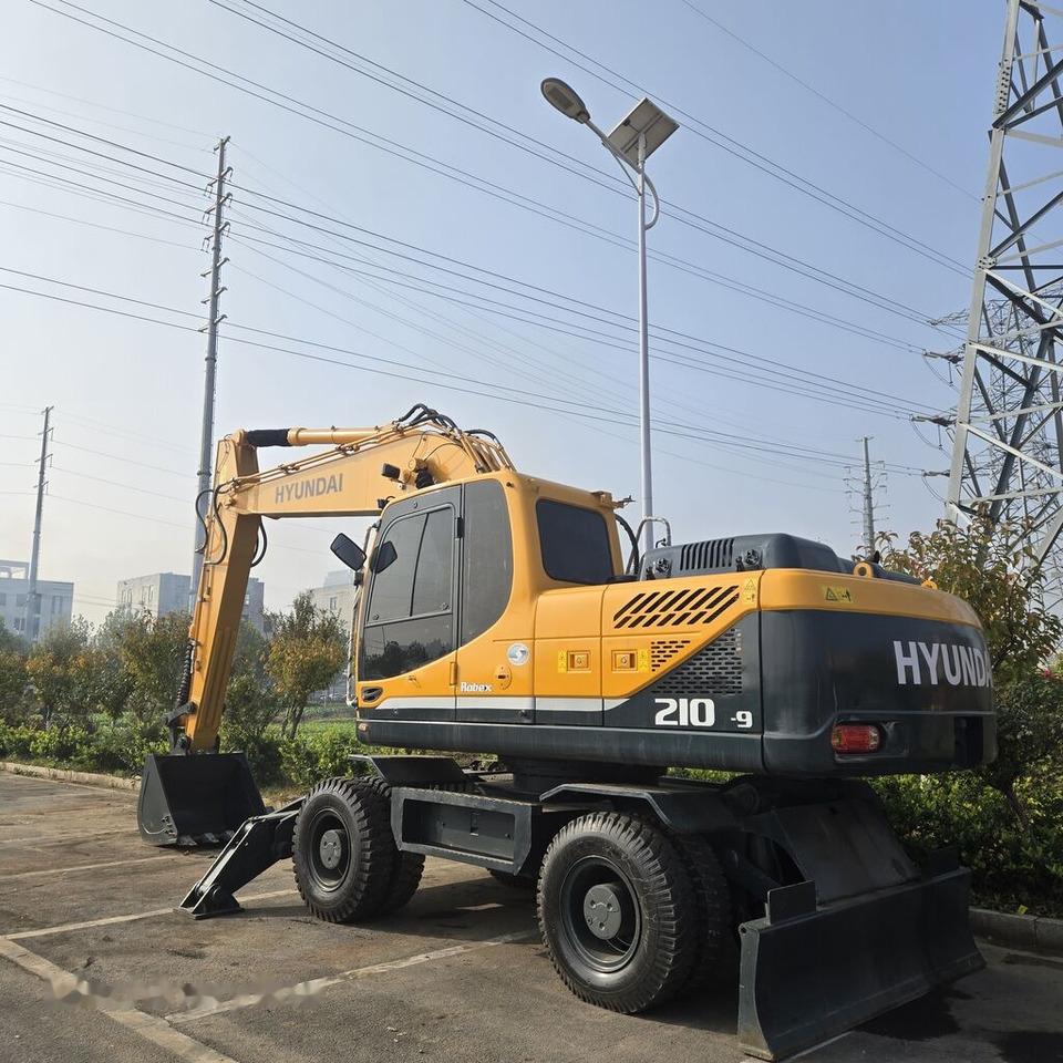 Hyundai R210W-9 - Mobilbagger: das Bild 1 Hyundai R210W-9 - Mobilbagger: das Bild 1