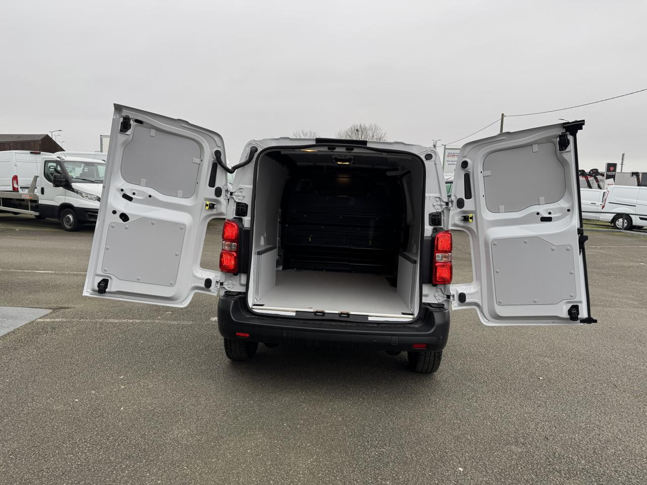 CITROEN Jumpy M 2.0 BlueHDi - 145 S&S - BV EAT8 III FOURGON . PHASE 2 - Kastenwagen: das Bild 3 CITROEN Jumpy M 2.0 BlueHDi - 145 S&S - BV EAT8 III FOURGON . PHASE 2 - Kastenwagen: das Bild 3