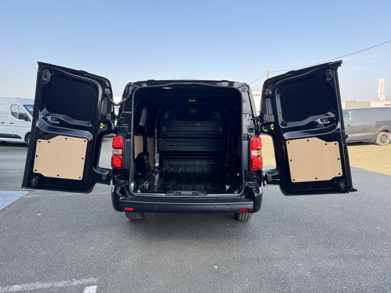 CITROEN Jumpy M 2.0 BlueHDi - 180 S&S - BV EAT8 III FOURGON . PHASE 2 - Kastenwagen: das Bild 3 CITROEN Jumpy M 2.0 BlueHDi - 180 S&S - BV EAT8 III FOURGON . PHASE 2 - Kastenwagen: das Bild 3