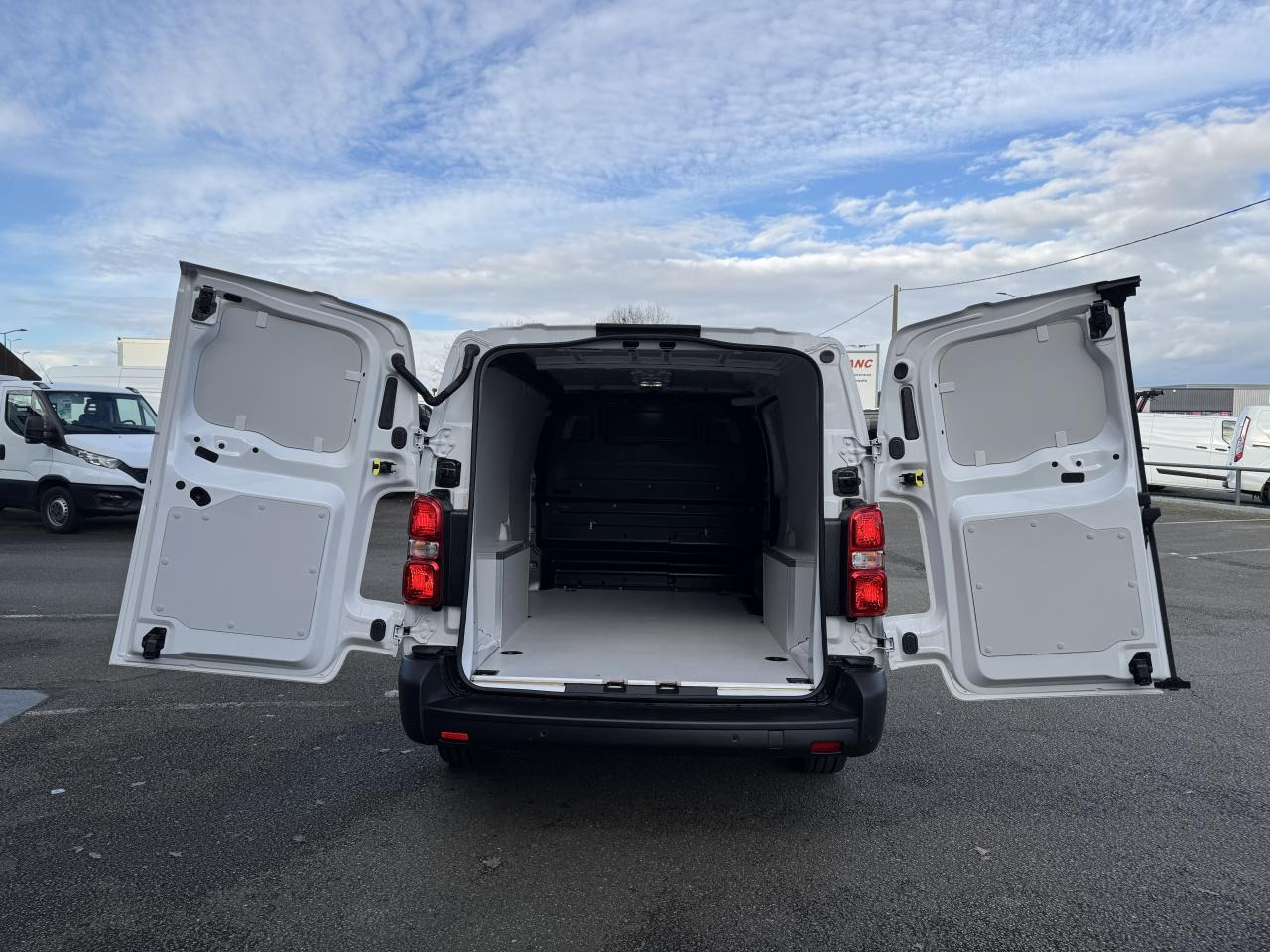 CITROEN Jumpy XL 2.0 BlueHDi - 145 S&S - BVM III FOURGON . PHASE 2 - Kastenwagen: das Bild 3 CITROEN Jumpy XL 2.0 BlueHDi - 145 S&S - BVM III FOURGON . PHASE 2 - Kastenwagen: das Bild 3