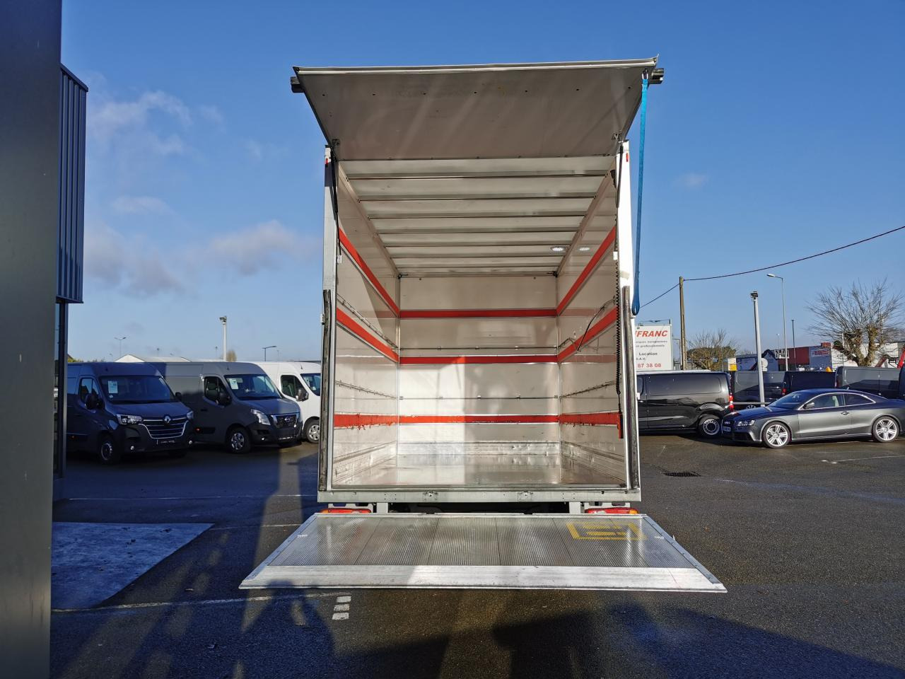FIAT DUCATO 3T5 CAISSE + HAYON 2.3 MJT 140CH PRO LOUNGE - Koffer Transporter: das Bild 3 FIAT DUCATO 3T5 CAISSE + HAYON 2.3 MJT 140CH PRO LOUNGE - Koffer Transporter: das Bild 3