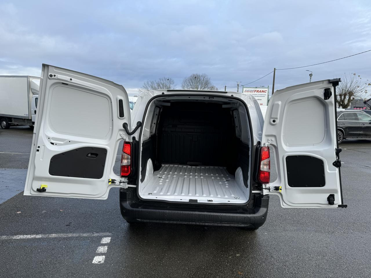 FIAT Doblo XL 950KG 1.5 BlueHDi S&S - 130 - BV EAT8 III FOURGON Fourgon XL PHASE 2 - Kastenwagen: das Bild 4 FIAT Doblo XL 950KG 1.5 BlueHDi S&S - 130 - BV EAT8 III FOURGON Fourgon XL PHASE 2 - Kastenwagen: das Bild 4