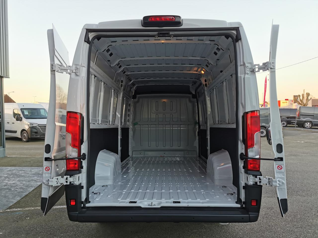 FIAT Ducato Tôlé Maxi 3.5 XL H2 2.2 - 140 S&S III FOURGON TOLE Fourgon Tôlé - Kastenwagen: das Bild 3 FIAT Ducato Tôlé Maxi 3.5 XL H2 2.2 - 140 S&S III FOURGON TOLE Fourgon Tôlé - Kastenwagen: das Bild 3