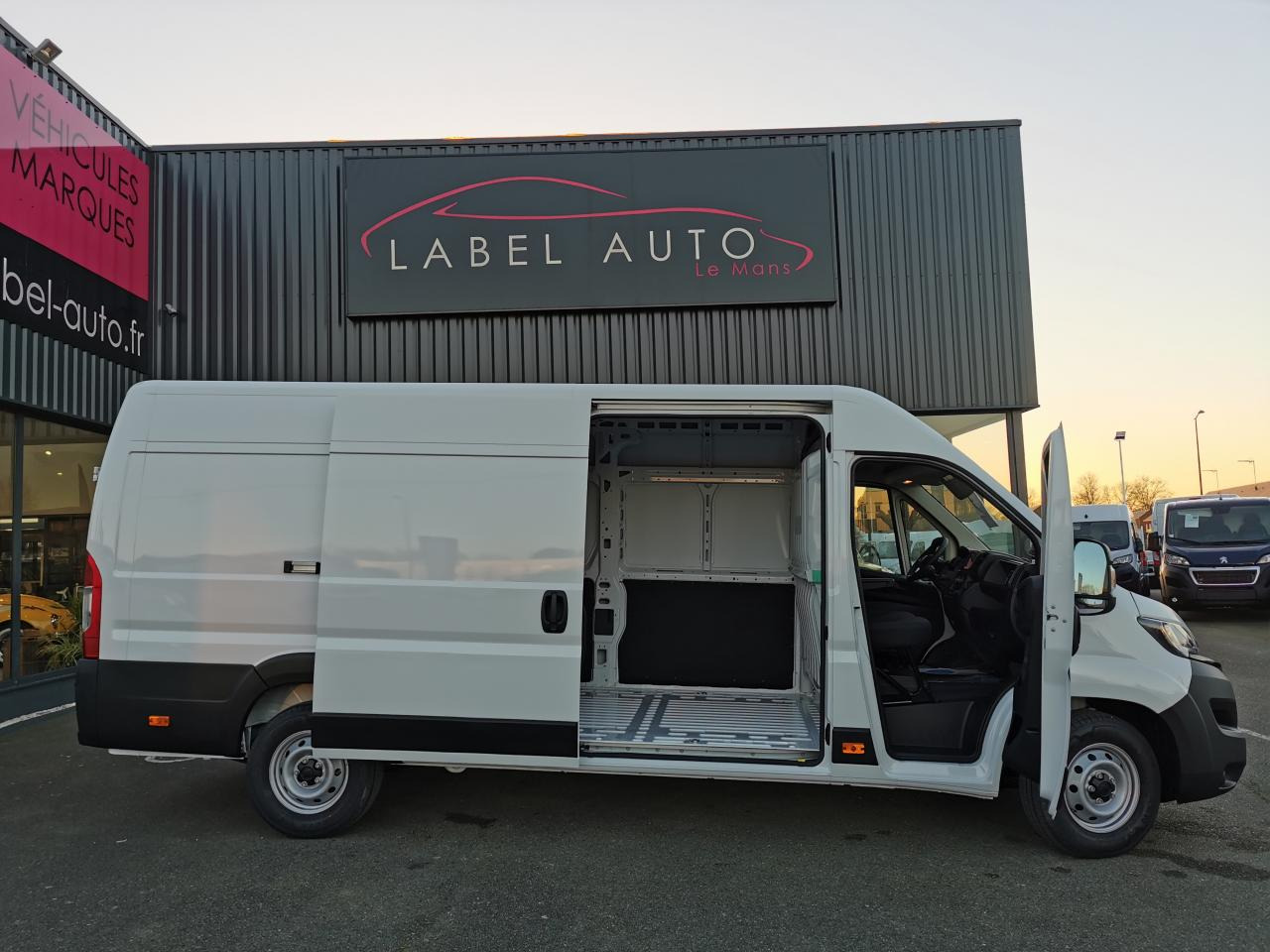 Kastenwagen neu kaufen FIAT Ducato Tôlé Maxi 3.5 XL H2 2.2 - 140 S&S III FOURGON TOLE Fourgon Tôlé: das Bild 8 Kastenwagen neu kaufen FIAT Ducato Tôlé Maxi 3.5 XL H2 2.2 - 140 S&S III FOURGON TOLE Fourgon Tôlé: das Bild 8