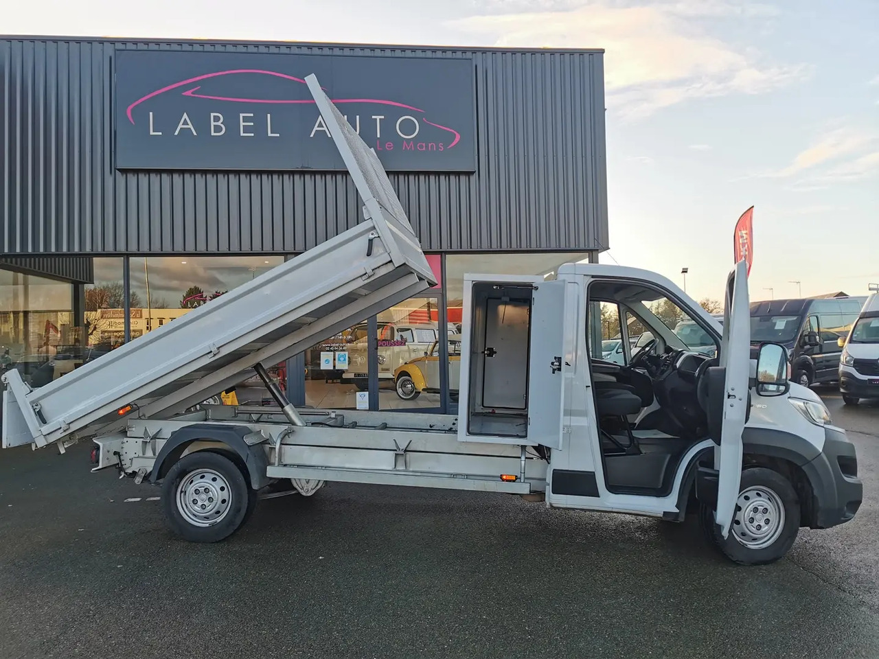 Fiat Ducato 3.5 MAXI L 2.3 MULTIJET 130CH PACK PRO NAV + COFFRE - Kipper Transporter: das Bild 1 Fiat Ducato 3.5 MAXI L 2.3 MULTIJET 130CH PACK PRO NAV + COFFRE - Kipper Transporter: das Bild 1
