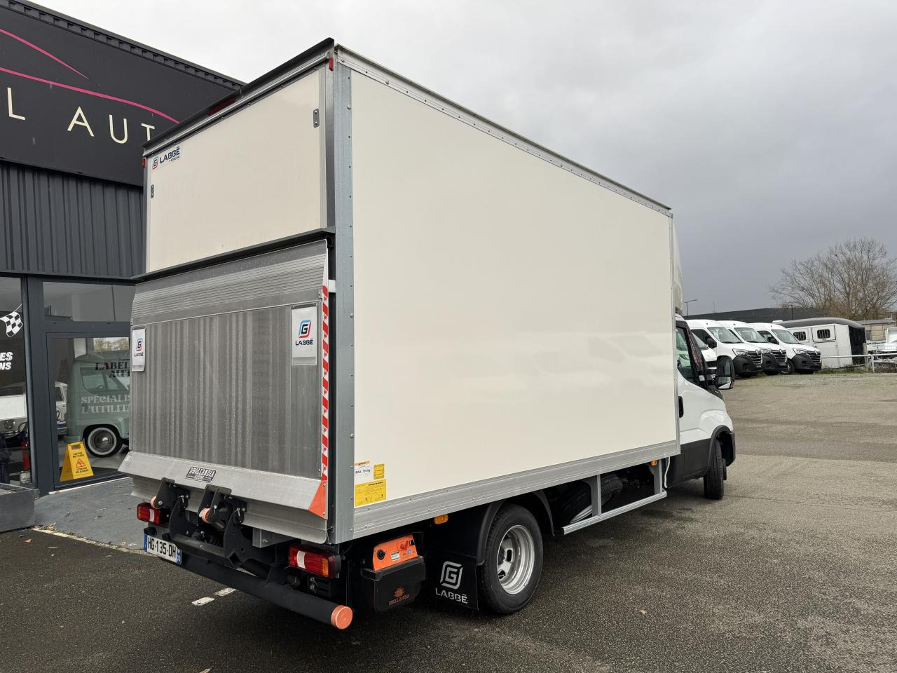 IVECO Daily 35 C 16H3.0 - BV Hi-Matic CHASSIS CABINE CAISSE 20M3 + HAYON - Koffer Transporter: das Bild 5 IVECO Daily 35 C 16H3.0 - BV Hi-Matic CHASSIS CABINE CAISSE 20M3 + HAYON - Koffer Transporter: das Bild 5