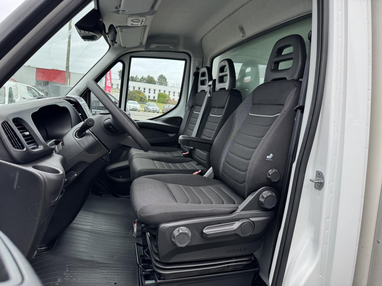 IVECO Daily 35 C 16H3.0 - BV Hi-Matic CHASSIS CABINE CAISSE 20M3 + HAYON - Koffer Transporter: das Bild 4 IVECO Daily 35 C 16H3.0 - BV Hi-Matic CHASSIS CABINE CAISSE 20M3 + HAYON - Koffer Transporter: das Bild 4