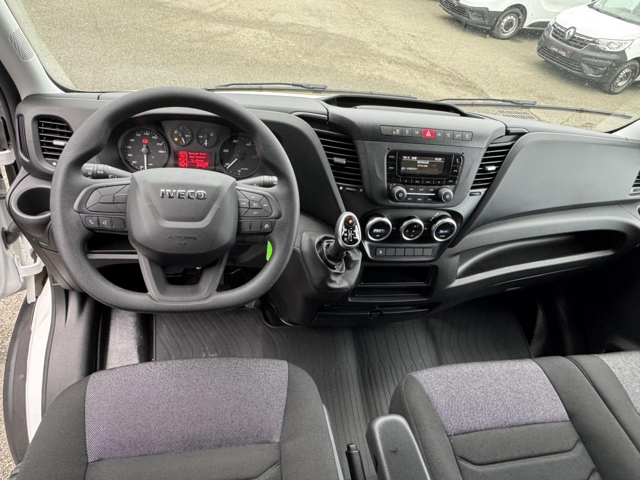 IVECO Daily 35 C 16H3.0 - BV Hi-Matic CHASSIS CABINE CAISSE 20M3 + HAYON - Koffer Transporter: das Bild 3 IVECO Daily 35 C 16H3.0 - BV Hi-Matic CHASSIS CABINE CAISSE 20M3 + HAYON - Koffer Transporter: das Bild 3