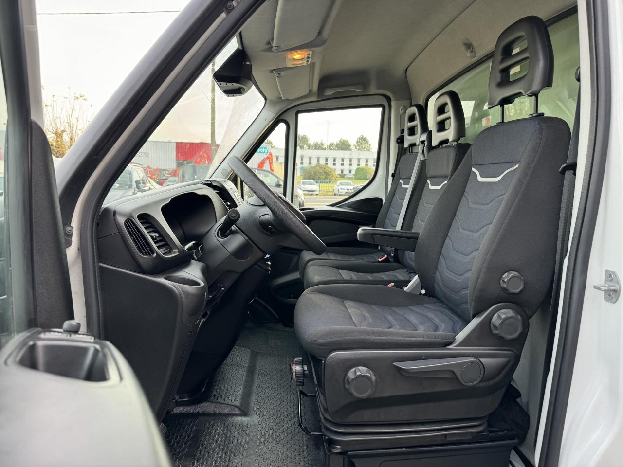 IVECO Daily 35C16 CAISSE HAYON 20M3 RJ 3.0L 160CH - Koffer Transporter: das Bild 5 IVECO Daily 35C16 CAISSE HAYON 20M3 RJ 3.0L 160CH - Koffer Transporter: das Bild 5