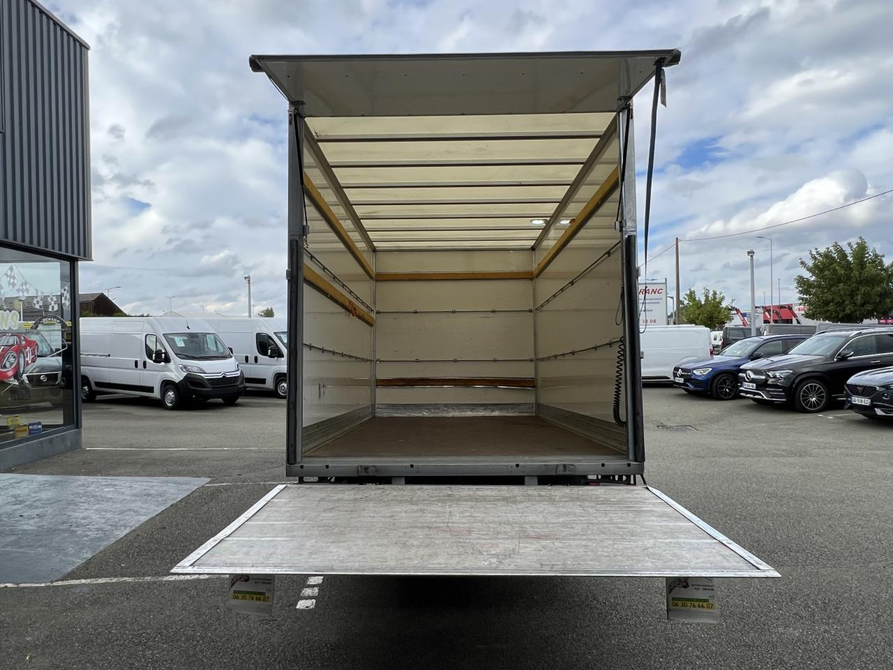 IVECO Daily 35C16 CAISSE HAYON 20M3 RJ 3.0L 160CH - Koffer Transporter: das Bild 3 IVECO Daily 35C16 CAISSE HAYON 20M3 RJ 3.0L 160CH - Koffer Transporter: das Bild 3