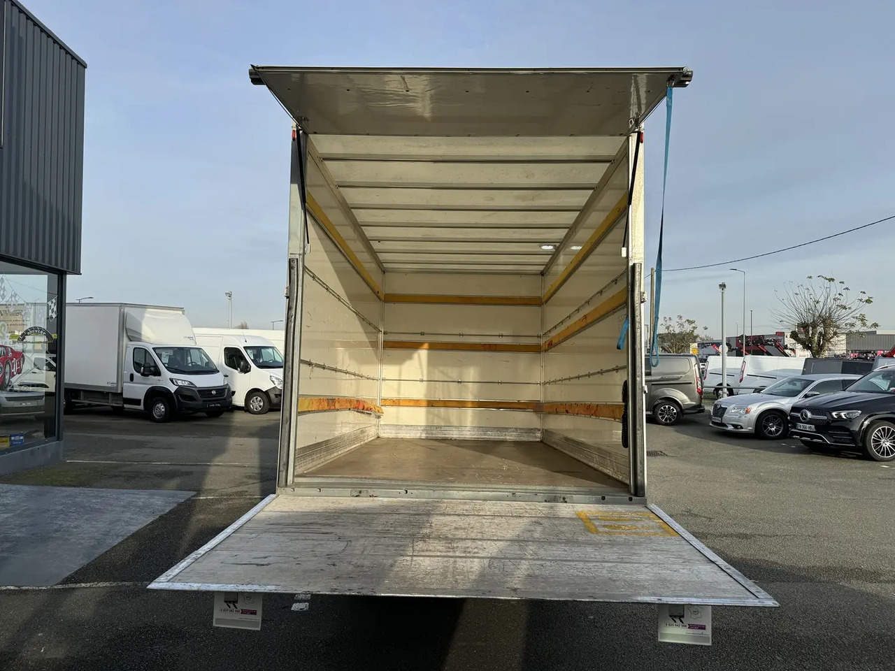 Iveco Daily 35C16 EMPATTEMENT 4100 - Koffer Transporter: das Bild 3 Iveco Daily 35C16 EMPATTEMENT 4100 - Koffer Transporter: das Bild 3