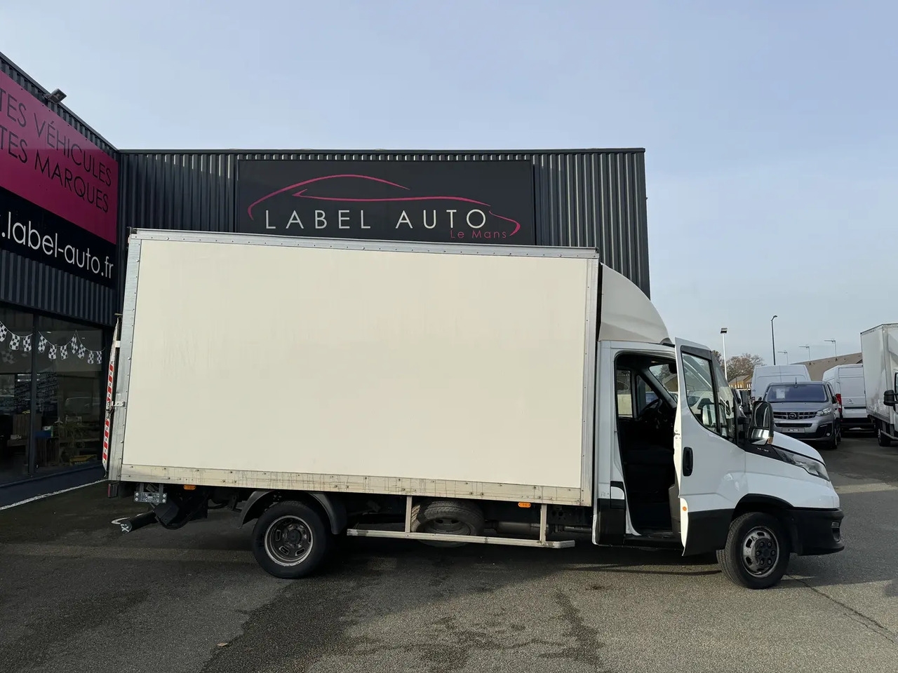 Iveco Daily 35C16 EMPATTEMENT 4100 - Koffer Transporter: das Bild 1 Iveco Daily 35C16 EMPATTEMENT 4100 - Koffer Transporter: das Bild 1
