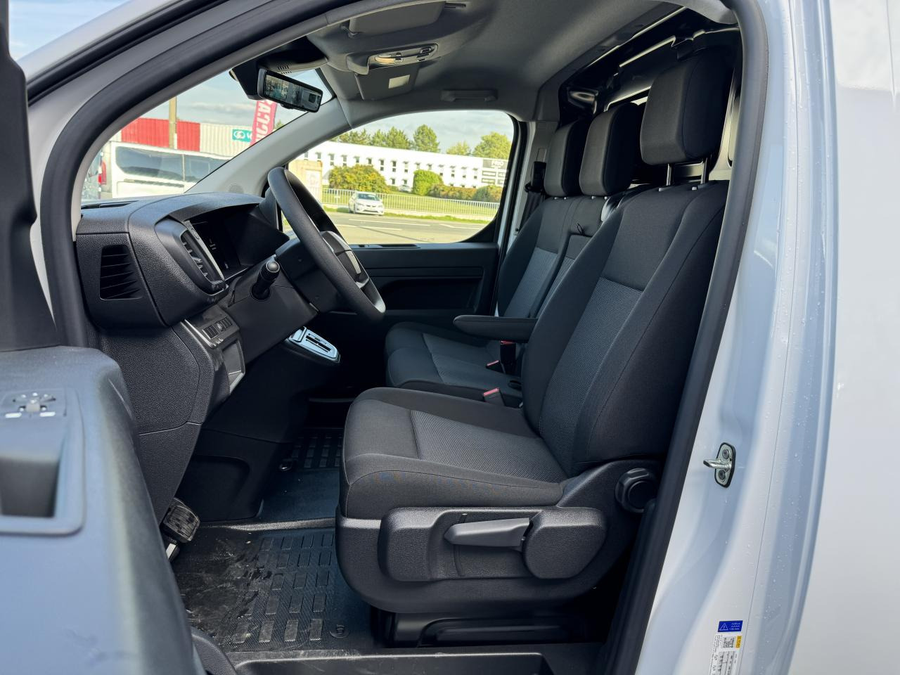 PEUGEOT Expert M 2.0 BlueHDi - 145 S&S - BV EAT8 III FOURGON Fourgon PHASE 2 - Kastenwagen: das Bild 5 PEUGEOT Expert M 2.0 BlueHDi - 145 S&S - BV EAT8 III FOURGON Fourgon PHASE 2 - Kastenwagen: das Bild 5