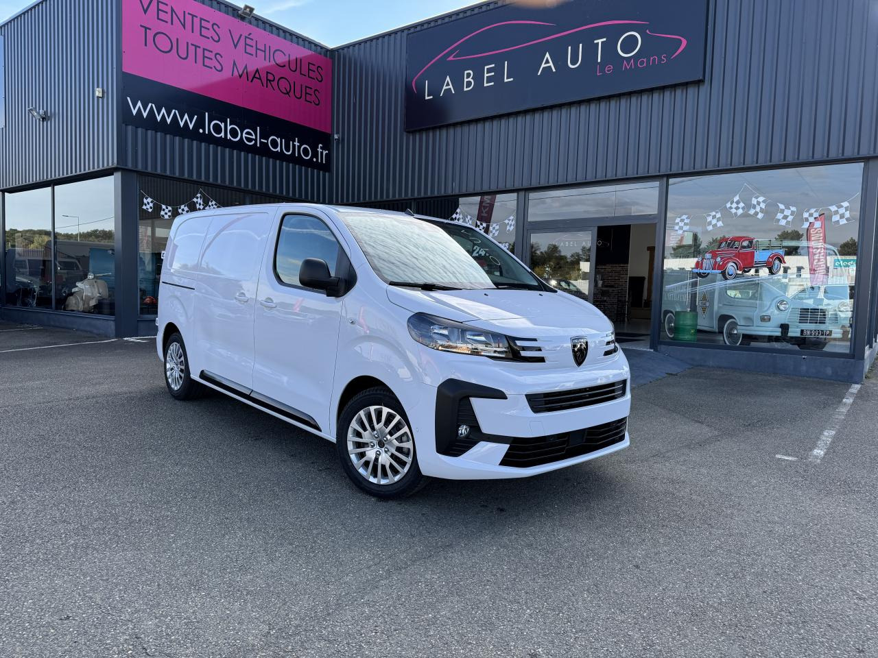 PEUGEOT Expert M 2.0 BlueHDi - 145 S&S - BV EAT8 III FOURGON Fourgon PHASE 2 - Kastenwagen: das Bild 1 PEUGEOT Expert M 2.0 BlueHDi - 145 S&S - BV EAT8 III FOURGON Fourgon PHASE 2 - Kastenwagen: das Bild 1