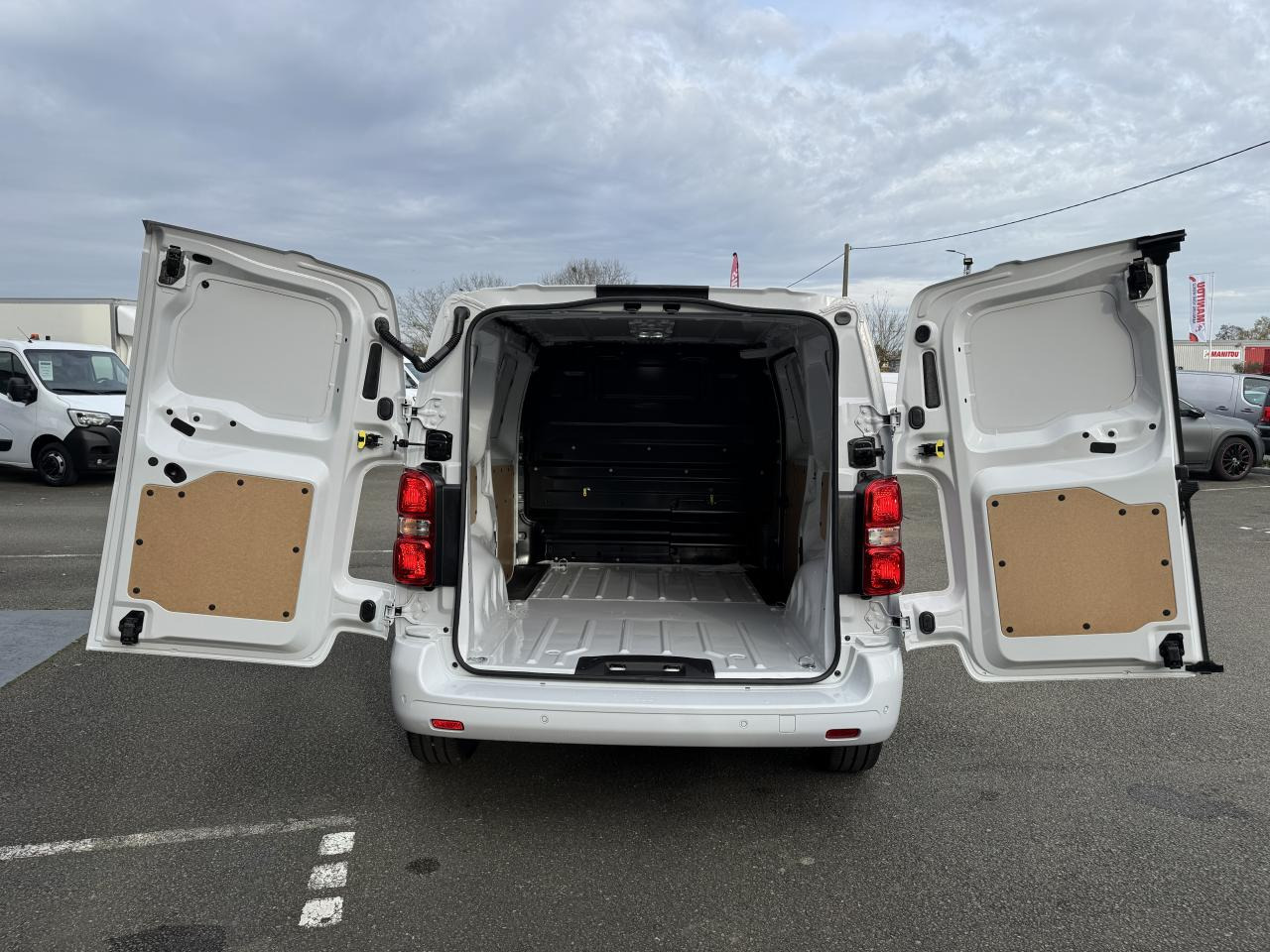 PEUGEOT Expert M 2.0 BlueHDi - 145 S&S - BV EAT8 III FOURGON Fourgon PHASE 2 - Kastenwagen: das Bild 3 PEUGEOT Expert M 2.0 BlueHDi - 145 S&S - BV EAT8 III FOURGON Fourgon PHASE 2 - Kastenwagen: das Bild 3